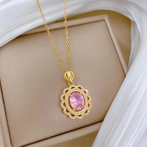 Collier doré luxueux avec pendentif en pierre rose ovale et cristaux étincelants