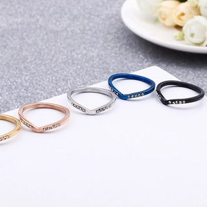 Ensemble de cinq bagues en V minimalistes aux couleurs de métaux mixtes et strass brillants