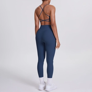 Détail du soutien-gorge de sport à dos croisé et legging de yoga en nylon bleu foncé