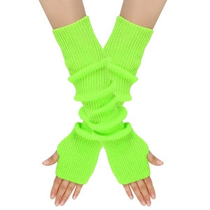 Detail von neongrünen Strickstulpen mit flexibler Rippenstruktur und Daumenloch