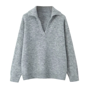 Pull en maille grise minimaliste à manches longues avec col en V et revers élégant