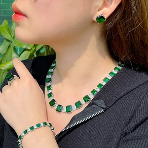 Détail du coffret bijoux en argent avec zircons vert émeraude porté par un mannequin