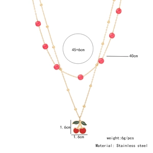 Vue détaillée du collier cerise doré avec dimensions et matériau en acier inoxydable