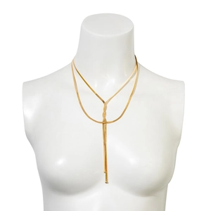Detail der goldenen zweilagigen Schlangenkette mit elegantem Y-förmigem Fransenanhänger