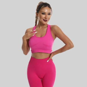 Détail de la maille sans couture rose fuchsia sur le legging taille haute et la brassière