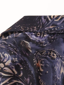 Vue macro détaillée du tissu en maille à motif cachemire bleu foncé sur le col et l'épaule
