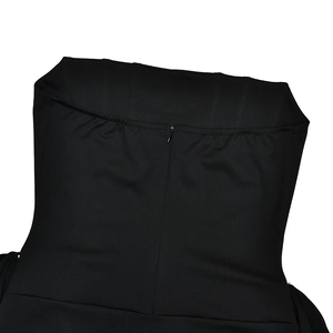 Détail de la fermeture éclair invisible et du décolleté plissé sur la robe de soirée