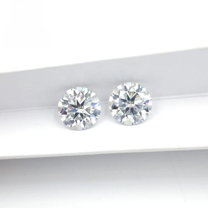 Vue macro de deux moissanites rondes de couleur D avec un éclat et une clarté exceptionnels