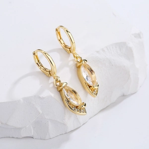 Orecchini a cerchio placcati oro 18K con ciondolo a foglia e gemme trasparenti