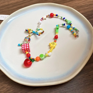 Collier de perles fait main coloré avec pendentif pomme rouge et breloques étoiles