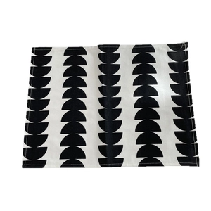 Moderner schwarz-weißer Tischset mit geometrischem Halbreis-Muster im nordischen Stil