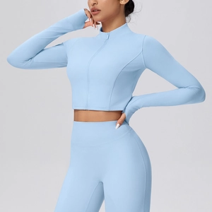 Nahaufnahme der hellblauen Yoga-Jacke mit Daumenlöchern und elastischem Stoffdetail