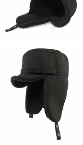 Detalle del gorro de aviador negro de ante con forro polar cálido y orejeras para invierno