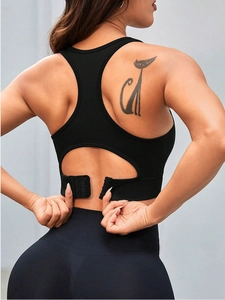 Détail du soutien-gorge de sport dos nageur avec découpe et fermeture par agrafes au dos