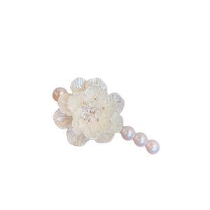 Elegante fermaglio per capelli camelia bianca con cristallo e accenti di perle