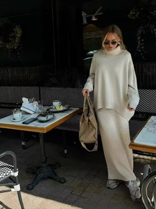 Ensemble chic en maille avec pull à col roulé crème et jupe midi en tricot assortie