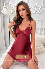 Détail d'une nuisette en satin bordeaux montrant le décolleté en V et le tissu lisse