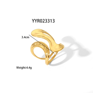 Detailansicht eines goldenen Knotensrings mit Maßen von 3,4 cm und einem Gewicht von 4,4 g