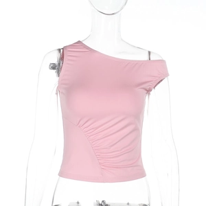 Dettaglio del crop top rosa monospalla con arricciatura laterale e taglio aderente