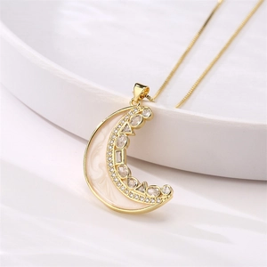 Collana con ciondolo a luna dorata con micropavé di zirconi e finitura in smalto marmoreo