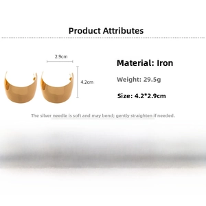 Dimensioni dettagliate degli orecchini a cerchio in oro a C da 4,2 cm per 2,9 cm