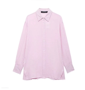 Détail d'une chemise rose à manches longues en lin avec texture plissée et étiquette