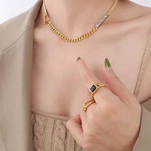 Collar chapado en oro 18K con cierre OT, circonitas y anillos usados por una modelo