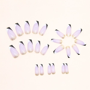 Faux ongles French minimalist avec motifs noir et blanc et paillettes dorées dégradées