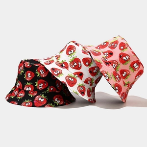 Trois bobs en noir, blanc et rose arborant des imprimés de fraises de dessin animé