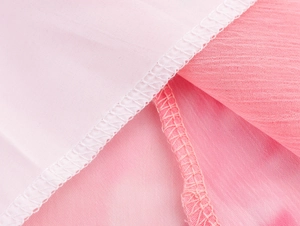 Vista macro dettagliata delle cuciture in chiffon rosa e della finitura in rete bianca