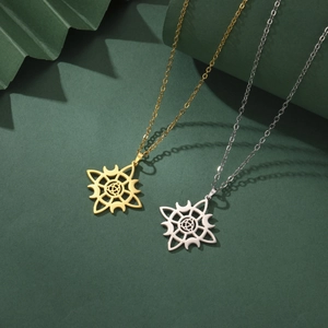 Détail de colliers nœud de sorcière or et argent sur fond artistique vert foncé