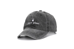 Dettaglio del ricamo Future Ghost su un cappellino in cotone grigio antracite lavato