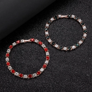 Détail de bracelets tennis en or rose avec pierres de zircone rouge et vert émeraude