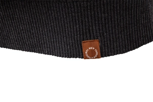 Detail des V-Ausschnitt Strickweste Saums mit schwarzer Rippstruktur und braunem Etikett