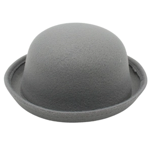 Chapeau melon classique en feutre gris avec bord roulé pour enfants et adultes, vue studio