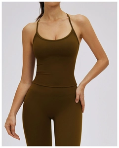 Ensemble de yoga vert olive foncé avec haut à fines bretelles et legging taille haute