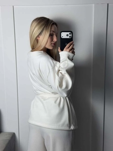 Schickes weißes Strick-Lounge-Set mit Bindegürtel und weitem Bein für Damen Spiegelselfie