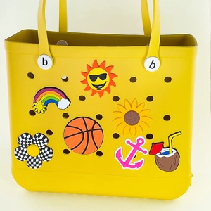 Borsa da spiaggia in EVA giallo brillante con ciondoli fai da te dettagli vista.