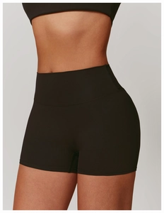 Gros plan du short de yoga noir taille haute montrant le tissu et les coutures
