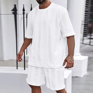 Ensemble d'été en tricot blanc pour homme avec haut à col rond et short assorti
