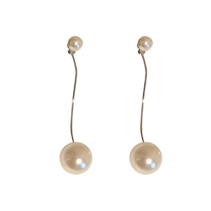 Élégantes boucles d'oreilles longues en perles avec chaîne serpent en métal chic