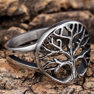 Bague arbre de vie en acier inoxydable poli sur un fond d'écorce de bois naturel