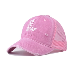 Dettaglio del cappellino rosa lavato con visiera rovinata e rete posteriore traspirante