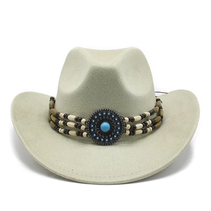 Détail d'un chapeau de cow-boy en feutre beige sable avec pierre turquoise et perles