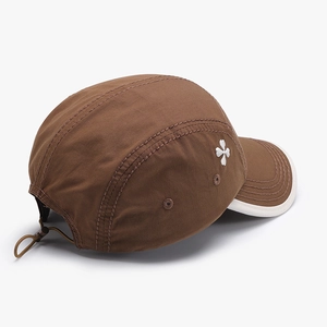 Casquette 5 pans marron avec broderie trèfle et cordon élastique réglable
