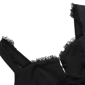 Detailaufnahme von schwarzem Kleid mit Spitzenbesatz, Stoffknöpfen und Bindedetail am Ausschnitt