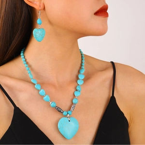 Bohemian Schmuckset mit Türkis-Herz, Halskette und Ohrringen an einem Model