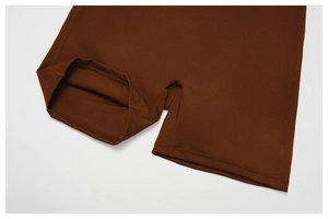 Gros plan d'un short de yoga marron avec coutures plates et tissu mat de haute qualité