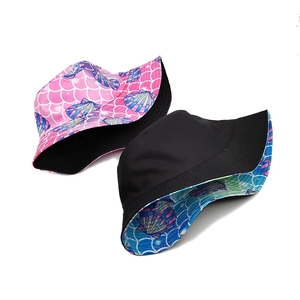 Chapeau bob réversible avec motifs écailles de sirène et coquillages pour le soleil