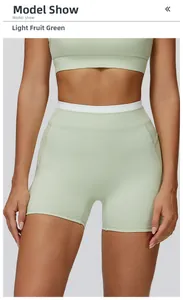 Détail du short de yoga vert clair à taille haute avec ceinture contrastée blanche